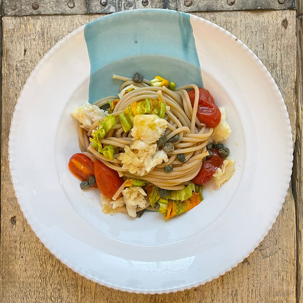 gr-ricette-spaghettoni-integrali-con-merluzzo-datterini-capperi-e-fiori-di-zucchina
