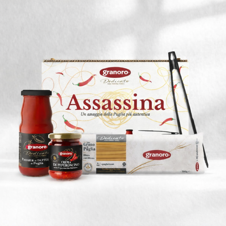 Box promozionale Granoro dedicato agli Spaghetti all’Assassina, con confezioni di pasta e grafica dedicata su fondo chiaro